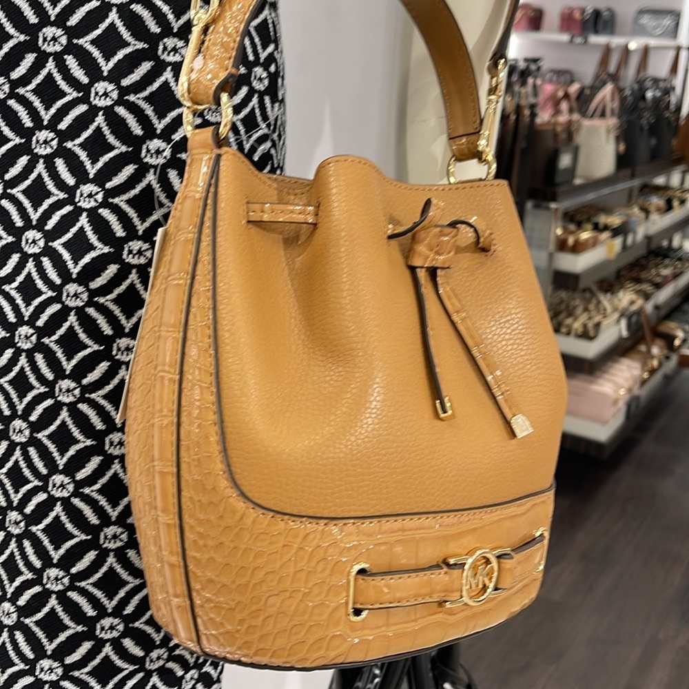 MICHAEL KORS Reed Medium Pebbled Leather Belted Bucket Messenger Satchel Crossb - Picture 14 of 16